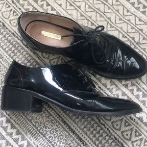Patent leather heeled shoes